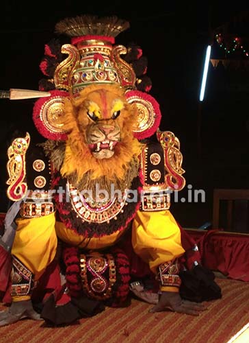 ಯಕ್ಷಗಾನದ ಸಿಂಹಕ್ಕೆ ಬೆಚ್ಚಿಬಿದ್ದ ಪ್ರೇಕ್ಷಕ!